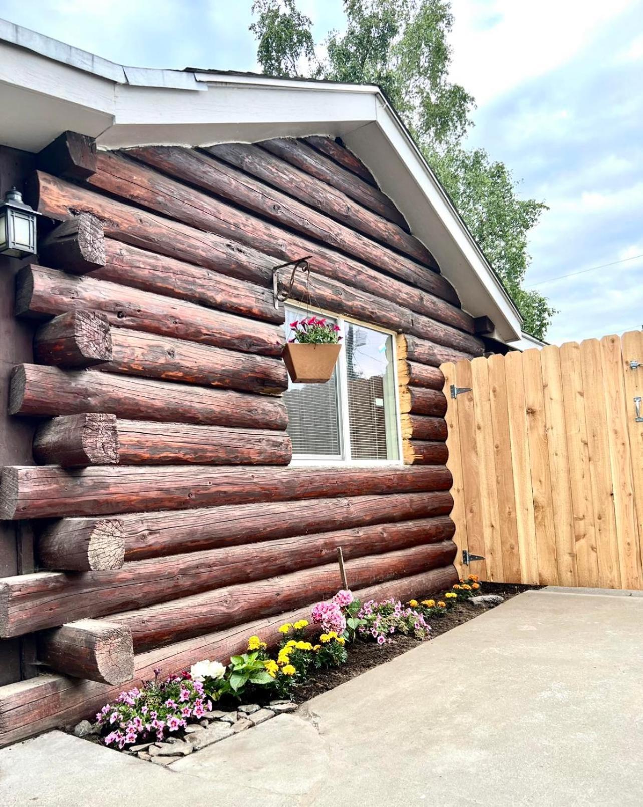 Log House In Heart Of Anchorage Apartment Bagian luar foto