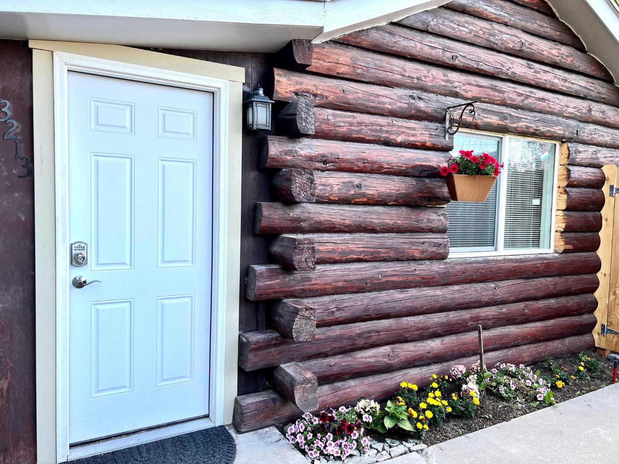 Log House In Heart Of Anchorage Apartment Bagian luar foto